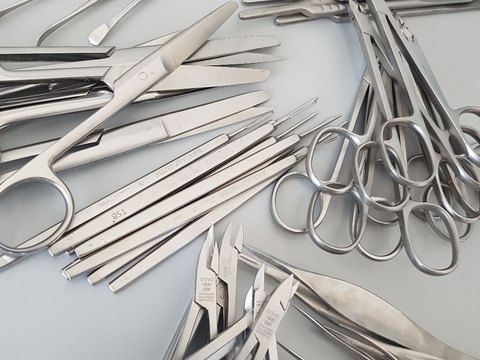 Sterilisierte podologische Instrumente der Podologie Bänninger: Zangen, Scheren, Pinzetten und Skalpellhalter