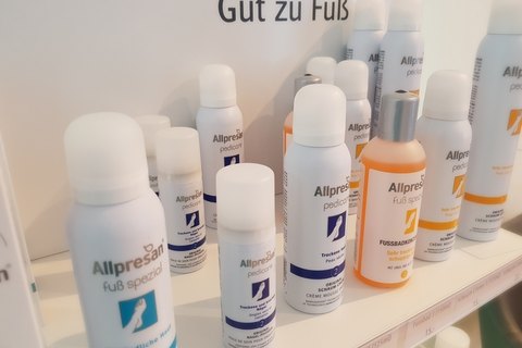 Pflegeprodukte von Allpresan im Regal der Podologie Bänninger
